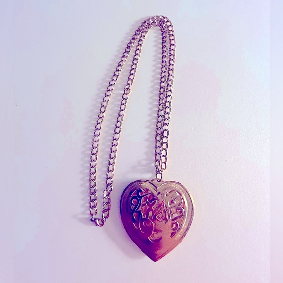 Necklace Large open scrollwork heart 2.5”x2.5” on 30” double link golden chain - Picture 3 of 4